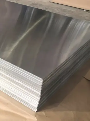 Стопка листов нержавеющей стали AISI 304 на складе, готовых к отгрузке и резке под размер.