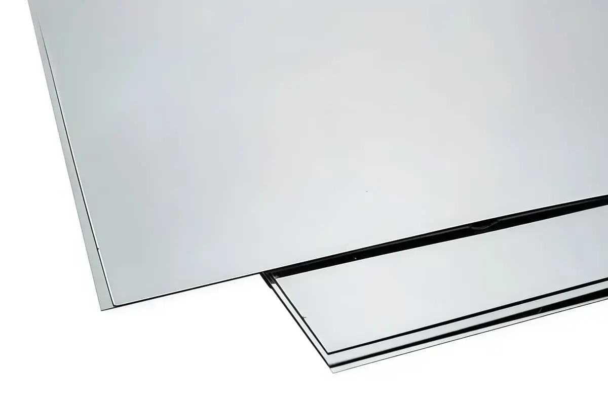 Лист нержавеющей стали AISI 304 толщиной 1,0 мм с матовой поверхностью 2B в защитной плёнке. Подходит для производства, общестроительных и промышленных задач. Размер — 500х500 мм