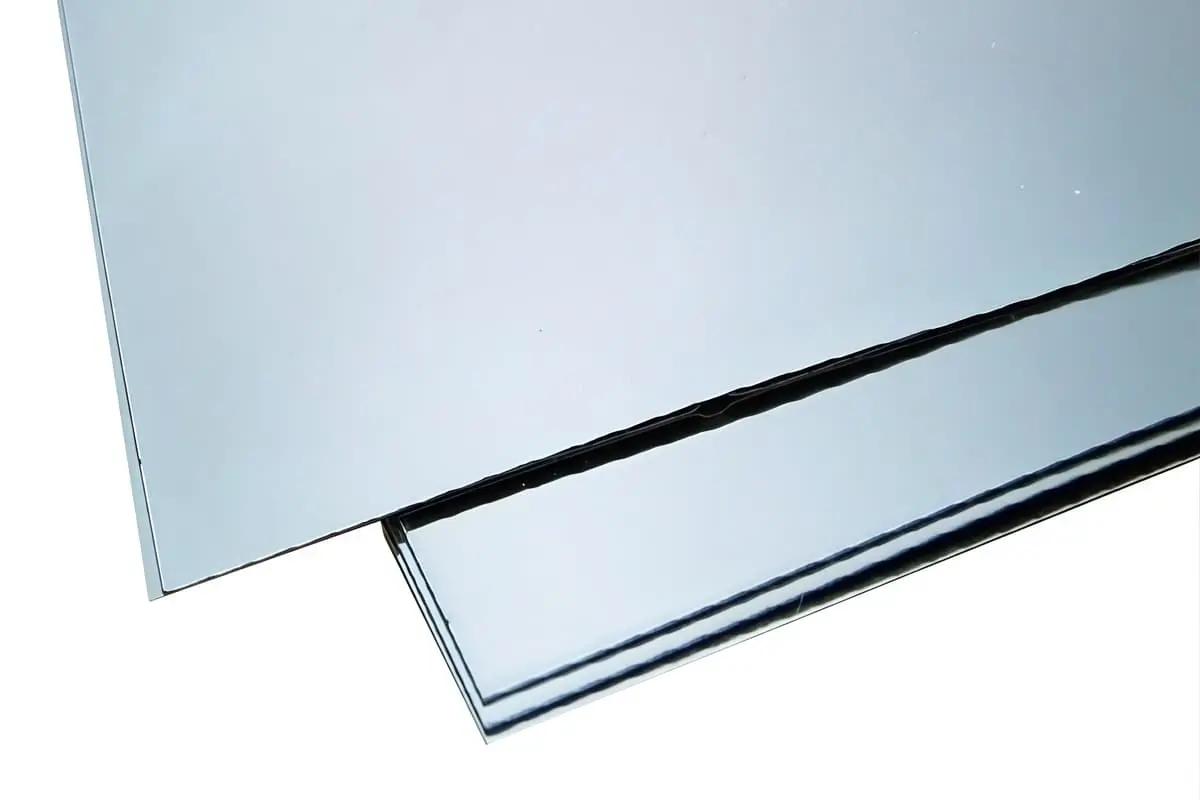 Лист нержавейки AISI 430 толщиной 0,5 мм с зеркальной поверхностью BA, в защитной плёнке PE. Используется для декоративных и технических изделий. Раскрой — 1000х500 мм