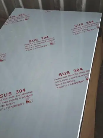 Листы нержавеющей стали AISI 304 (SUS 304) с заводской защитной плёнкой, используемые для универсальных и пищевых задач.