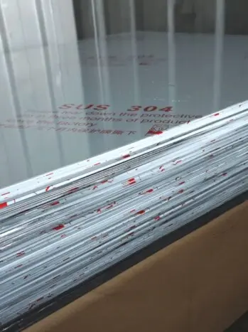 Листы нержавейки в защитной плёнке для сохранности поверхности при хранении и транспортировке.