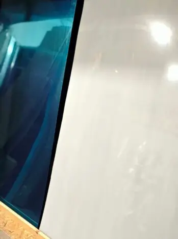 Поверхность листа нержавеющей стали AISI 430 без дефектов и повреждений.