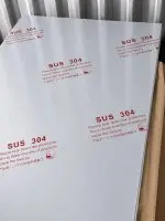 Лист нержавеющей стали AISI 304 1,0 мм в защитной плёнке. Видна заводская маркировка SUS 304 и ровная матовая поверхность под плёнкой.