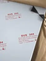 Лист нержавеющей стали AISI 304 с матовой поверхностью и защитной плёнкой. Пищевая нержавейка для производства, отделки, кухонь, оборудования и металлоконструкций. Продажа листов нержавейки со склада в Минске.